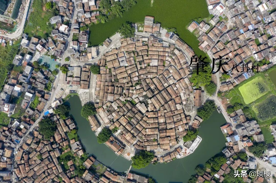 A mysterious "gossip village" actually uses house walls to make village walls, so thieves will get lost