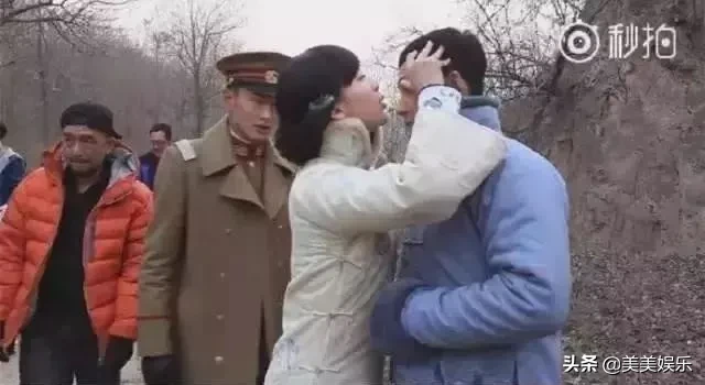 地下恋实锤！剧组手牵手，还不公开？