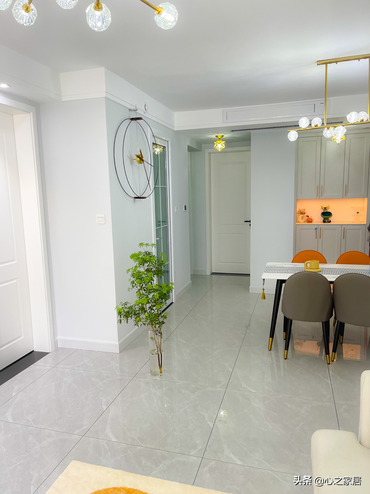 85㎡简约时尚的家装设计，没有玄关就自己打造，空间虽小但很精致