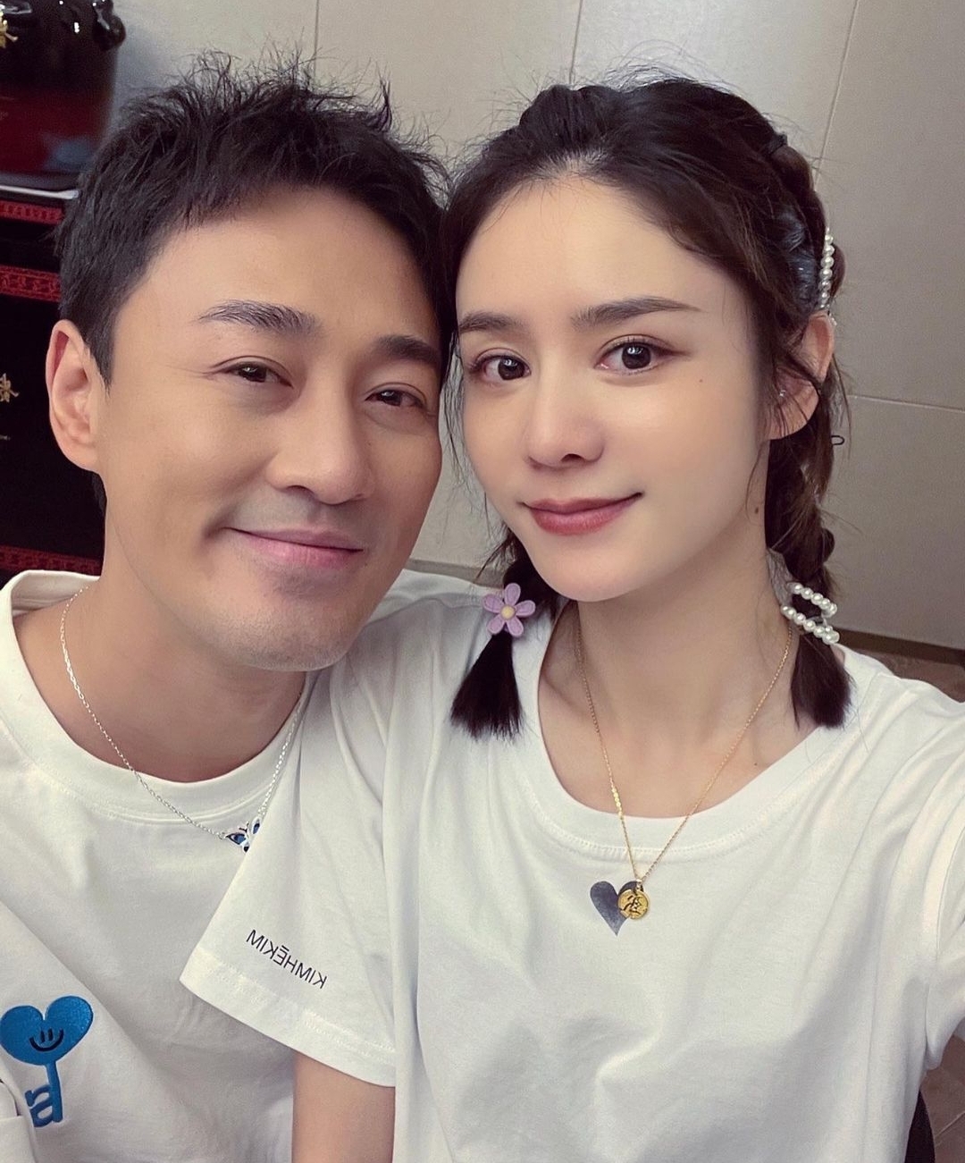 林峯一家三口漫步海边，和张馨月互为彼此掌镜，牵手女儿父爱满满