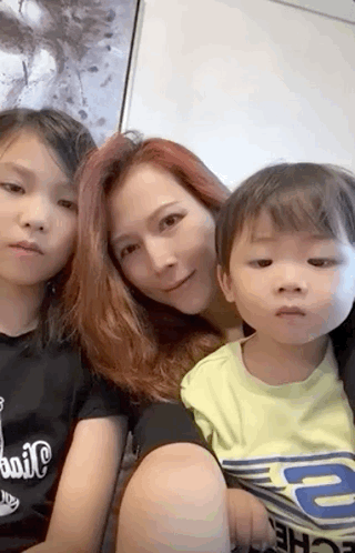 蔡少芬整蛊儿子上瘾，再拍搞怪视频，鱼蛋变黑炭脸爆炸头萌态十足