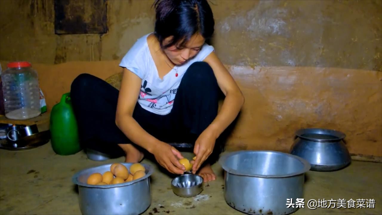 尼泊尔农村，村长家请人干活，中午没啥菜，儿媳妇炒鸡蛋招待大伙