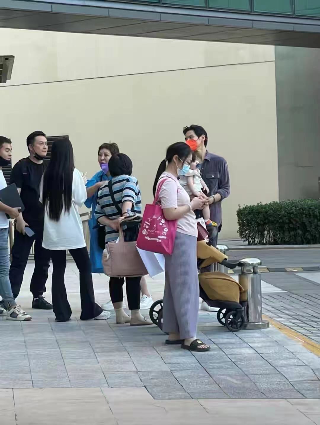向太带郭碧婷逛街五个保姆跟随！暴瘦后老得厉害，向佐抱娃好无奈