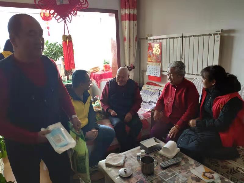 西固区临洮街街道后街社区党委联合“向日葵公益服务中心”慰问困难家庭