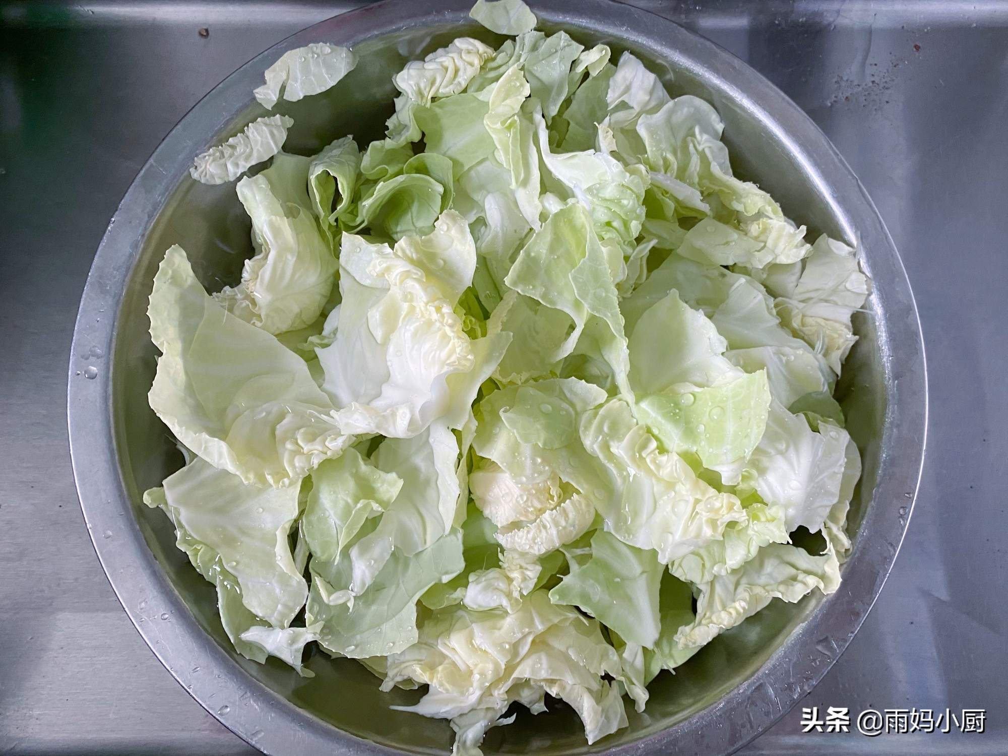 包菜炒肉最家常快手的做法，醬香美味又下飯，上桌一掃而光