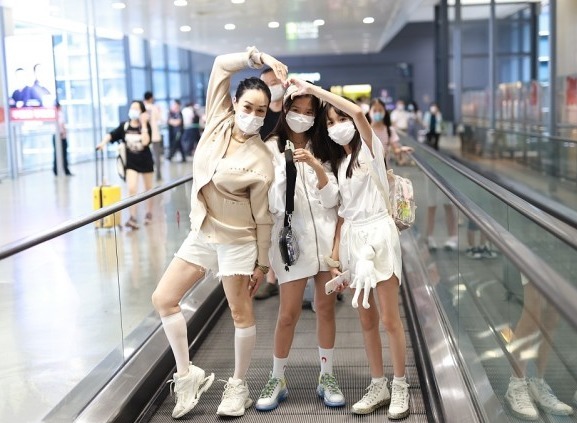 钟丽缇与女儿走机场，针织开衫配白色短裤超洋气，母女美如姐妹花