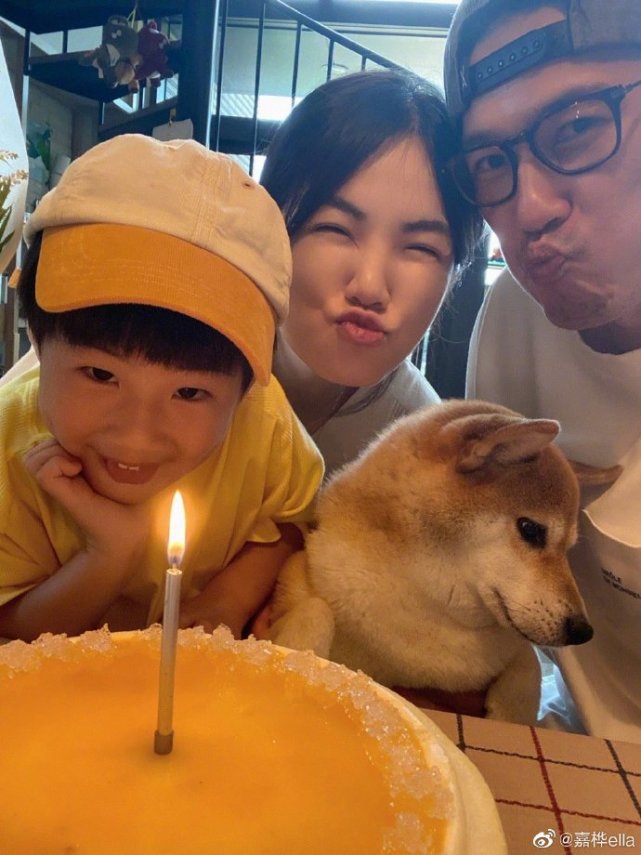 陈嘉桦晒全家福庆40岁生日，与老公儿子摆同款表情，画面超温馨
