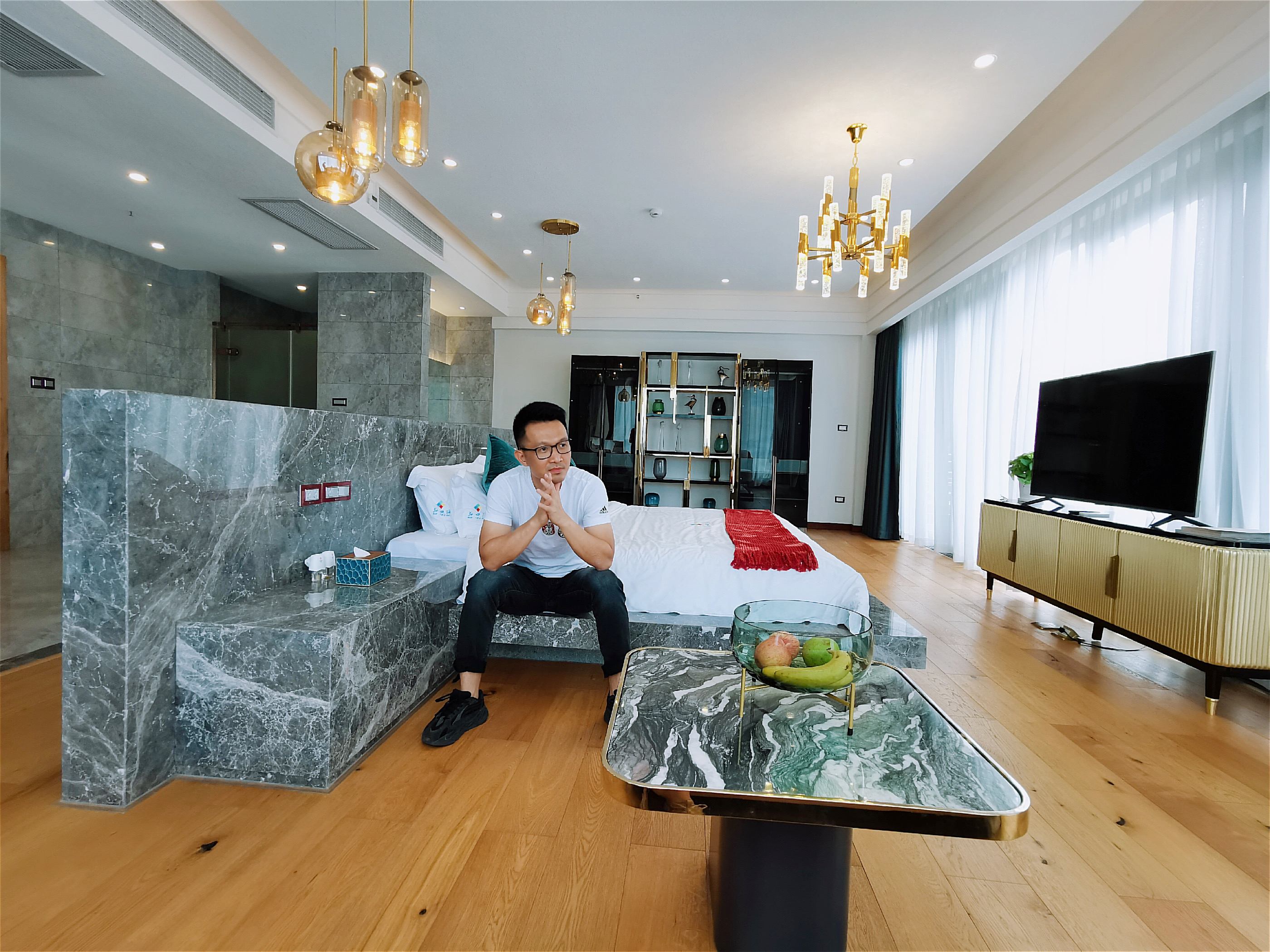 Sitting on the most beautiful poetry and wine garden in China, some people sigh: Sleeping in the RMB is so sweet