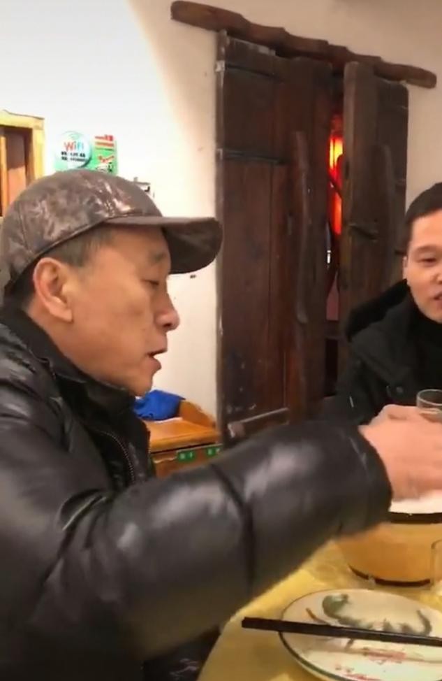 62歲劉亞津現(xiàn)身小餐館，環(huán)境雜亂被指太寒酸，說話無人理好尷尬