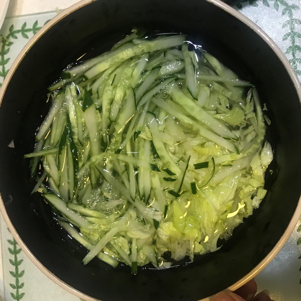 这是一道泰式菜，鸡肉搭配蔬菜，风味独特