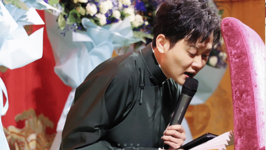 孟鹤堂创相声界耻辱纪录！台上公然看小炒，网友：师傅是这么教的