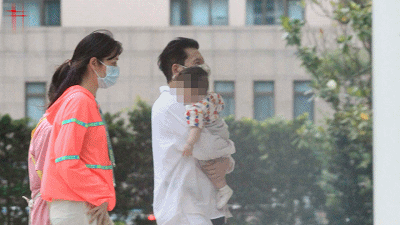 郭碧婷帶娃出行，倆保姆一保鏢護駕，向華強抱孫女溜滑梯童心未泯