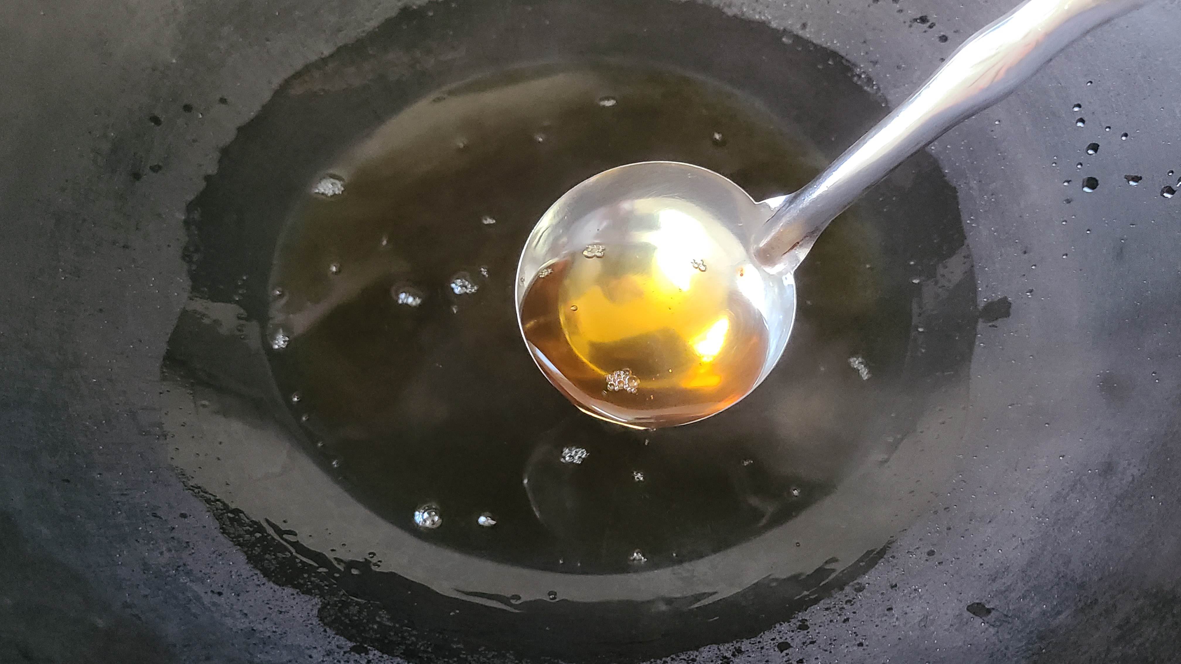 黑凉粉，是广东人夏天必吃的一道小吃，冰凉好喝，做法简单