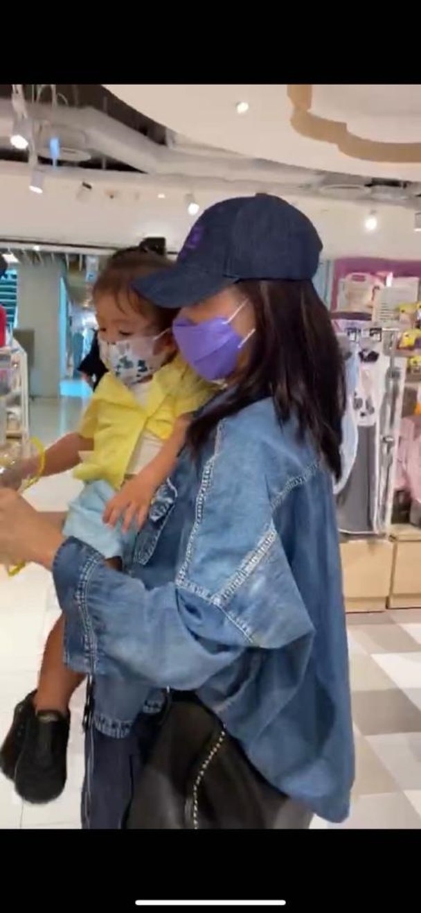 张柏芝抱小儿子超市购物，否认怀第四胎，自曝正式封肚不再生育