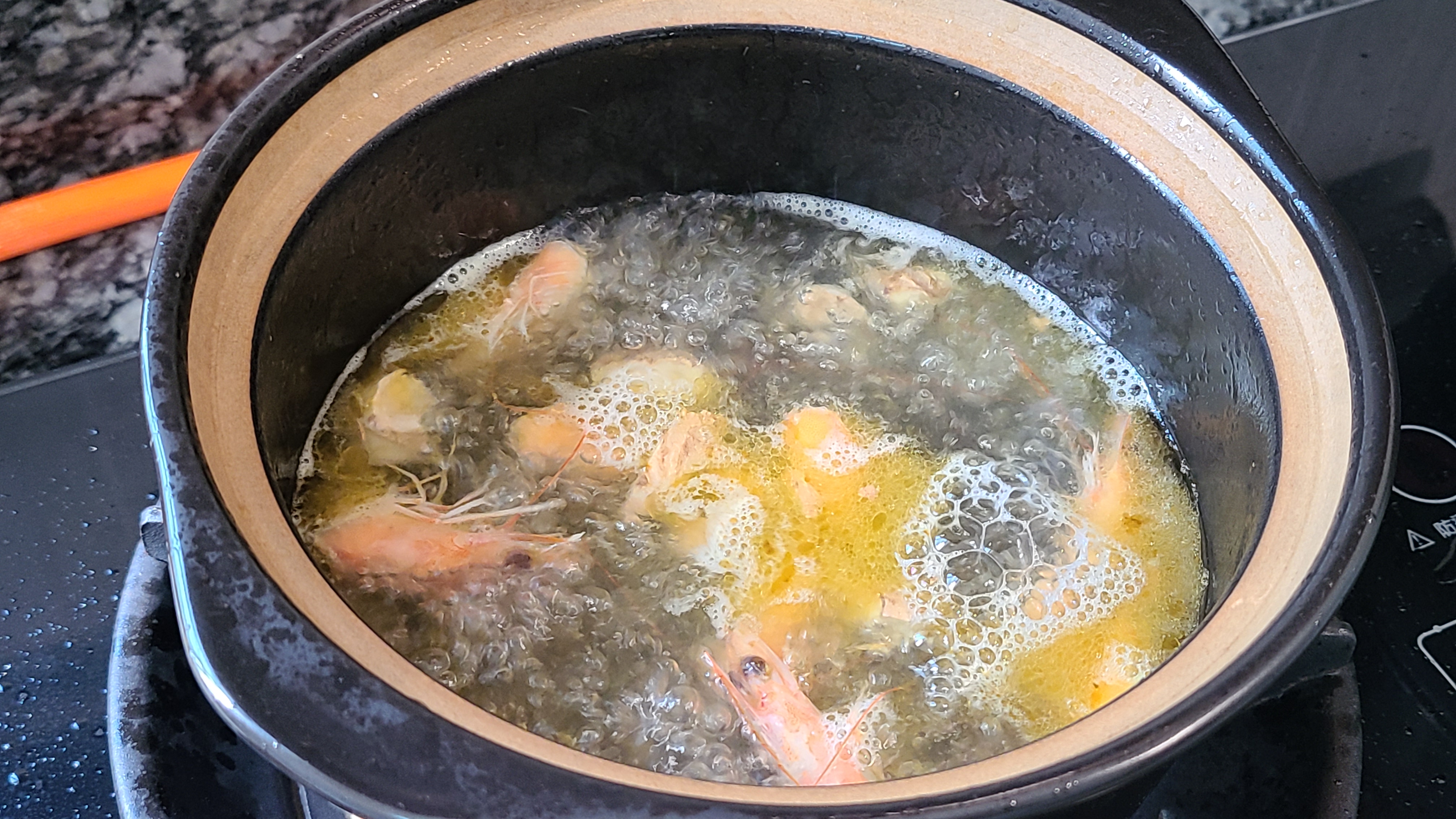 蘿蔔燉海鮮，又鮮又好吃，做法很簡單，天冷吃這個正好