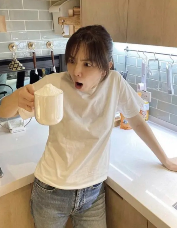 40岁Ella晒生活照，复式豪宅内景曝光，客厅装修得文艺又温馨