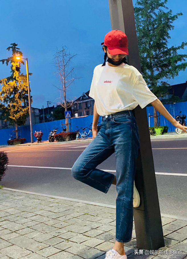 辛芷蕾的“下班照”火了，腿比电线杆还直，杨