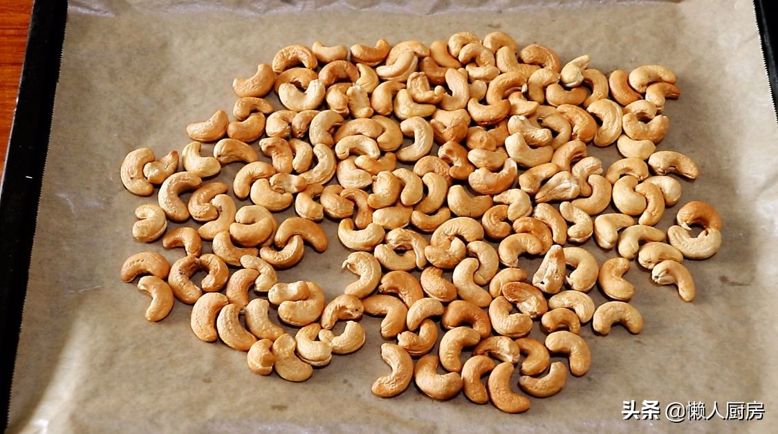腰果不用油炸，撒點白糖炒一炒，比油炸得更好吃，香甜酥脆