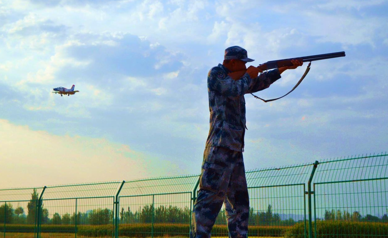 中国航母甲板上唯一拿枪的人：这个红马甲不一