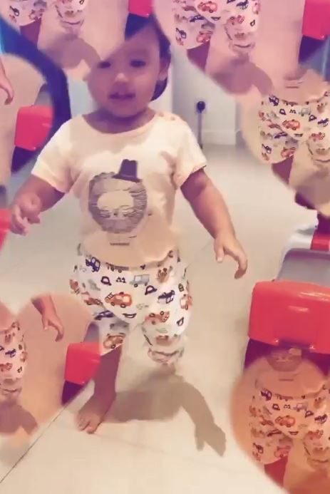 张柏芝独自带仨儿子现身机场，幼子正面曝光，颜值超高惊艳网友