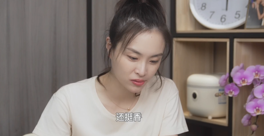 吴敏霞挺孕肚现身机场！皮肤白皙四肢纤细，老公在旁推行李