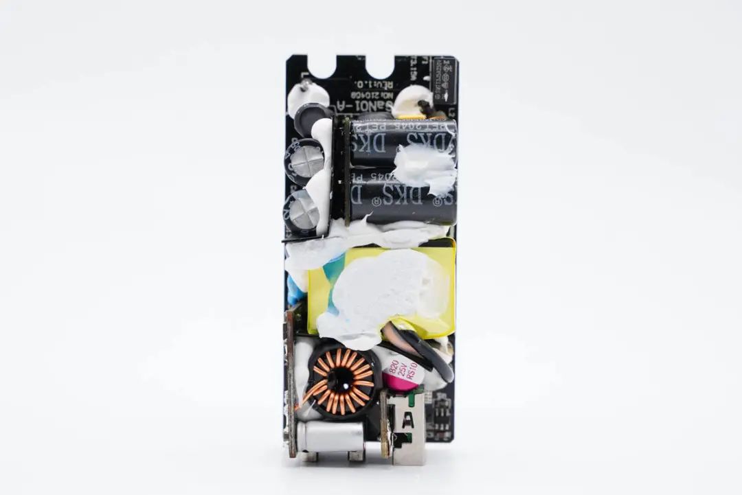 加油中国芯！拆解一款国产GaN器件的65W氮化镓快充