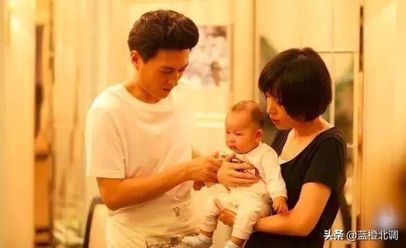 “妇女杀手”靳东的苦甜情史，和他背后的2个离