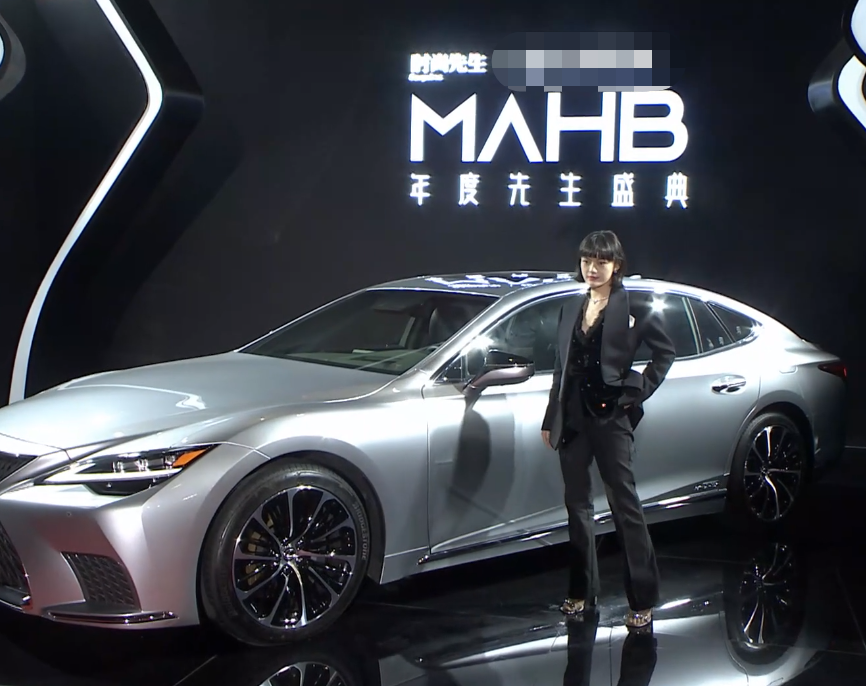 星光大赏杨紫穿得像老艺术家，这锅不应该只让造型团队背