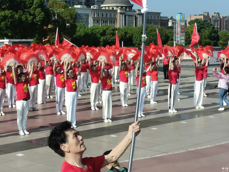 舞动湘潭”万人同跳大型排舞展演湘潭主会场启动活动圆满成功