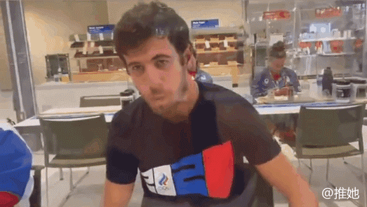 进村运动员继续吐槽，从东京奥运村的纸板床，延伸到洗手间和餐厅