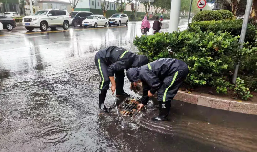 临沭县综合行政执法局全员出动多措并举做好城市防汛工作