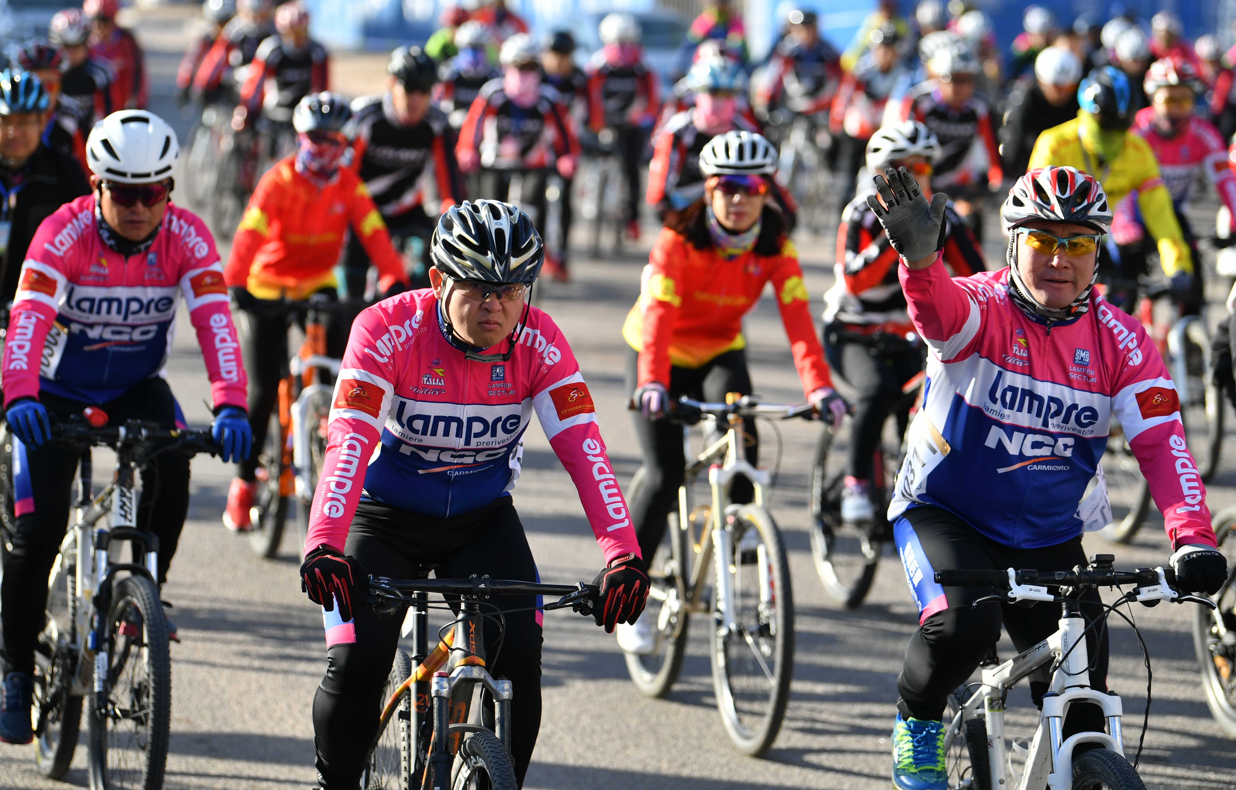 自行车|天赋河套·2020“胖农杯”第二届环乌梁素海自行车赛激烈开赛