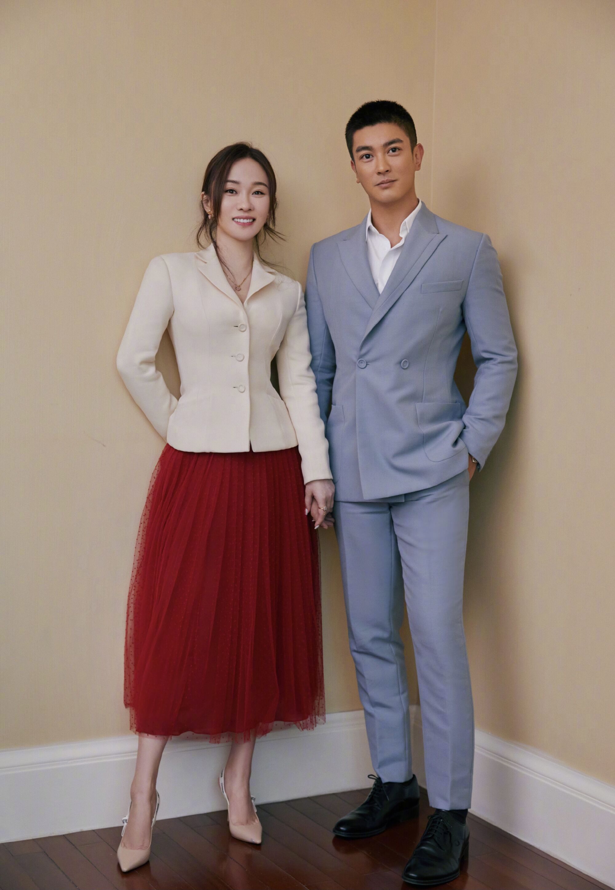 霍思燕二胎小女儿曝光？穿红裙走路摇头晃脑，与嗯哼坐同一辆车