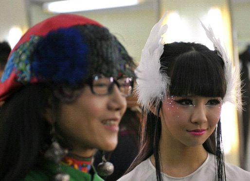 有种“不敢信”叫小彩旗，离开杨丽萍后，才21岁却像菜市场大妈