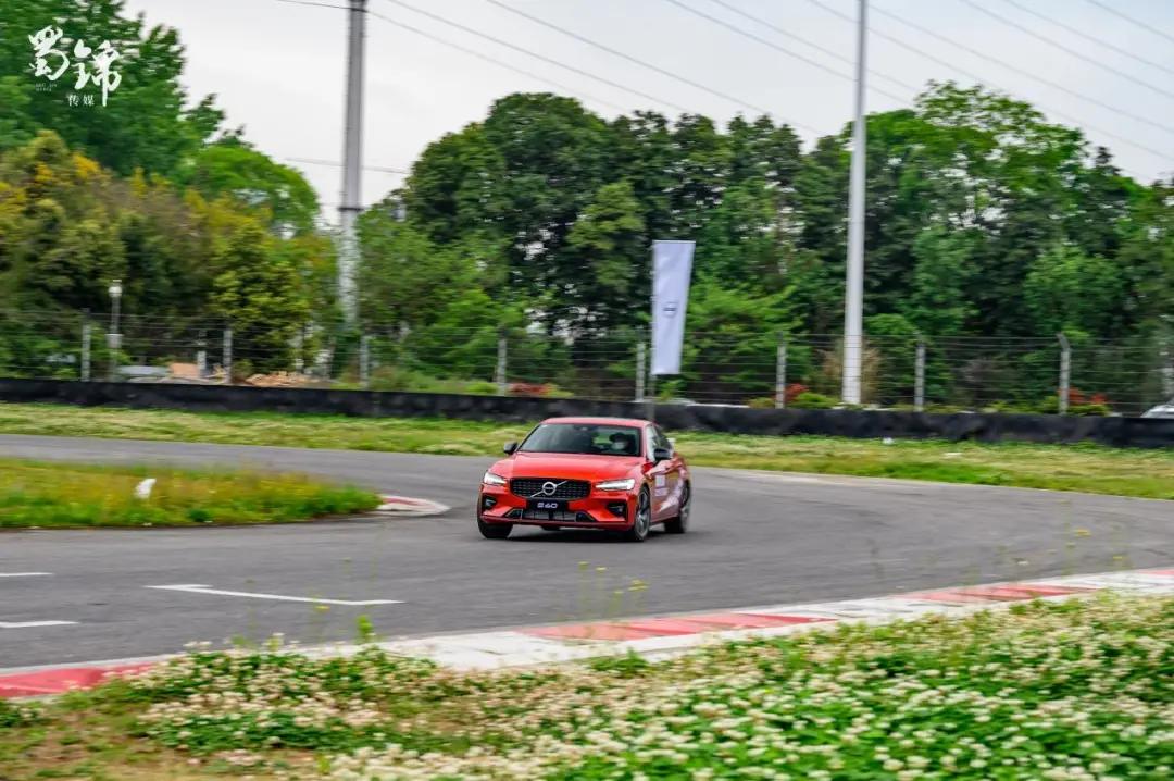 试驾沃尔沃S60，有种加上安全、健康后的“宝马3系”感觉