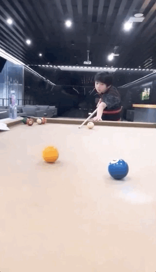 偶遇張柏芝帶兒子逛街，網友大贊母子感情好，互動溫馨有愛