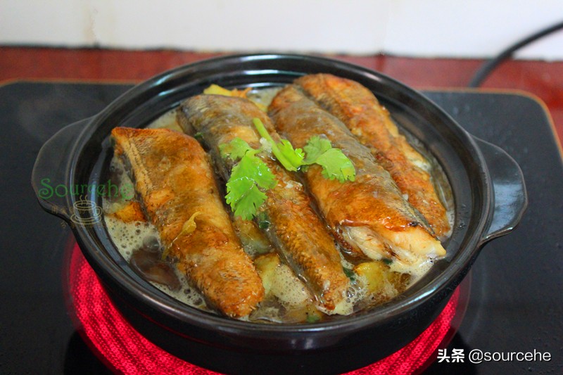 天冷就饞砂鍋煲，魚肉和土豆燉一燉，鮮香味美，熱乎乎很暖胃