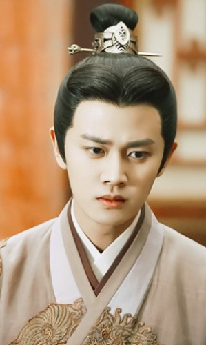 任嘉伦《秋蝉》出镜少，沦为捧新人的工具？配