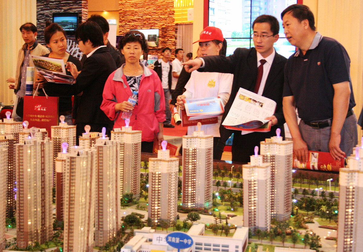 一百万的房子和一百万的存款，十年后哪个能胜