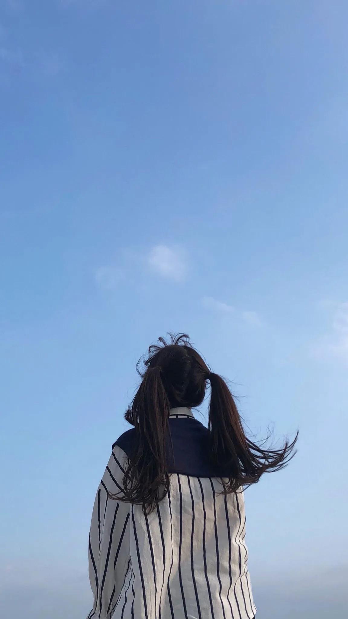 背影妹子天空壁纸图片