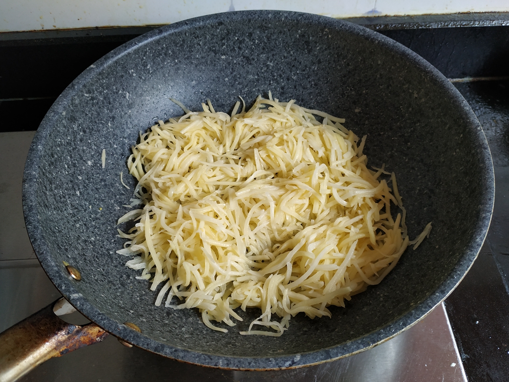 How can potato shreds keep on being fried?  The farmer’s chef has a trick, the taste is mellow and chewy