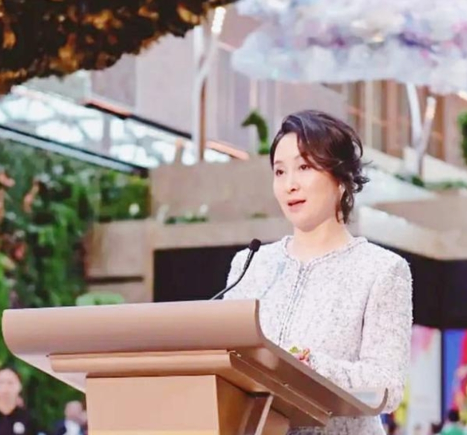 赌王千金何超琼罕现身，曾被评为香港女首富，合照却只能站边角？