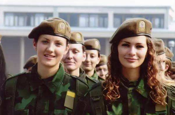 中国又一“巴铁”！街上遍地都是中文标语，美