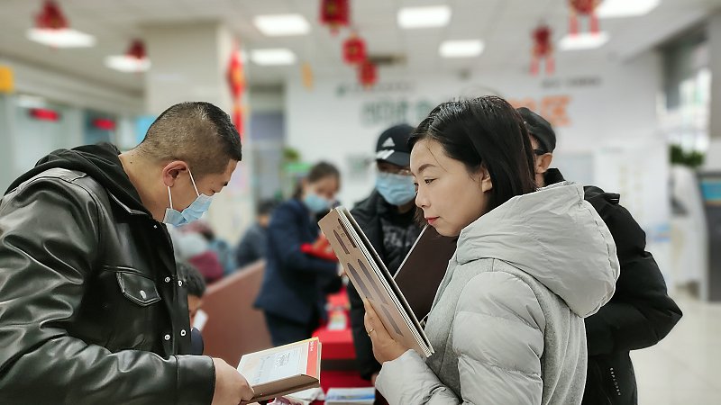 《辛丑年》特种邮票发行,邮迷排队购买