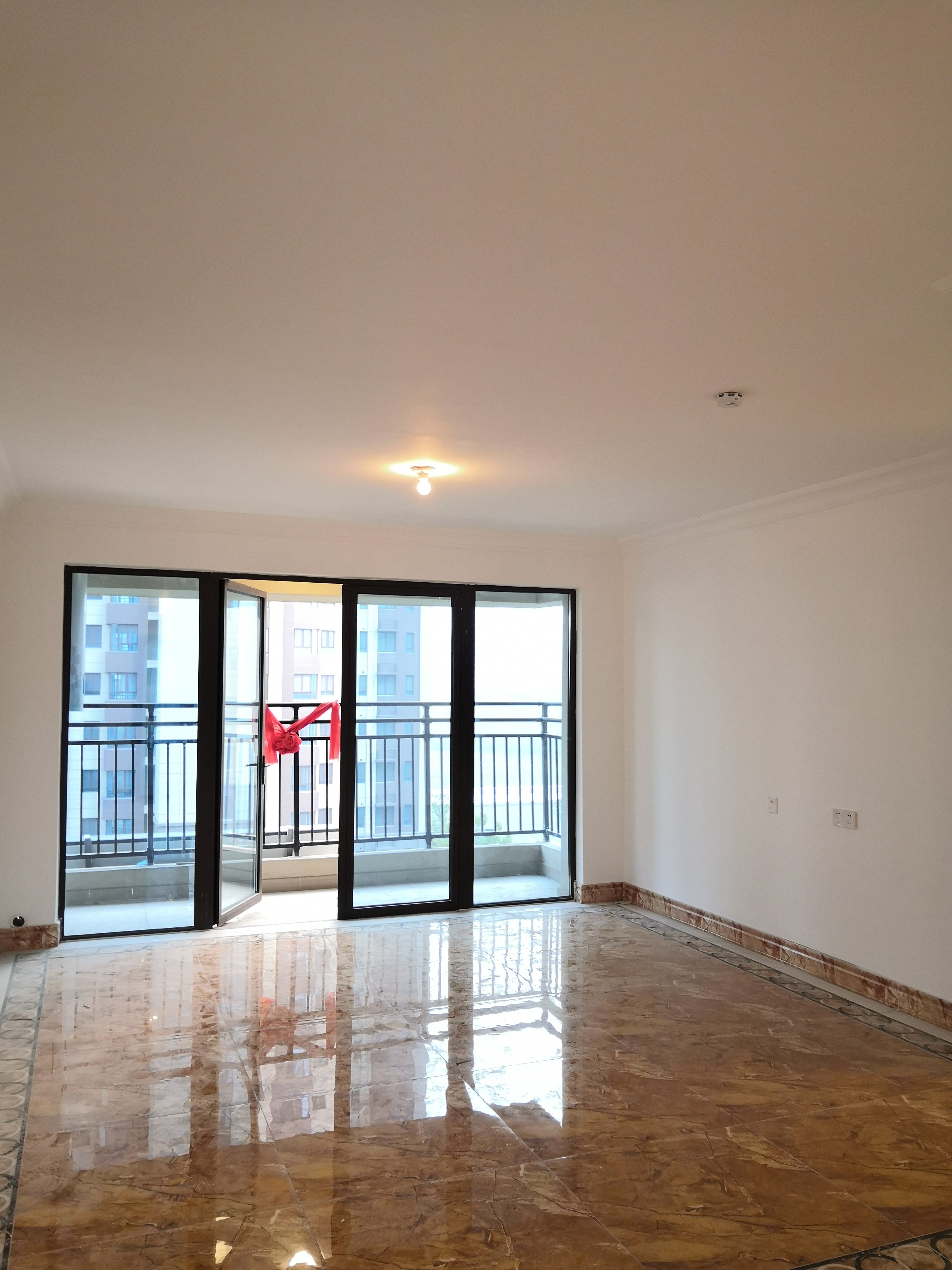 买了精装修房，直觉电视背景墙太单调，考虑岩板上墙提高装修档次