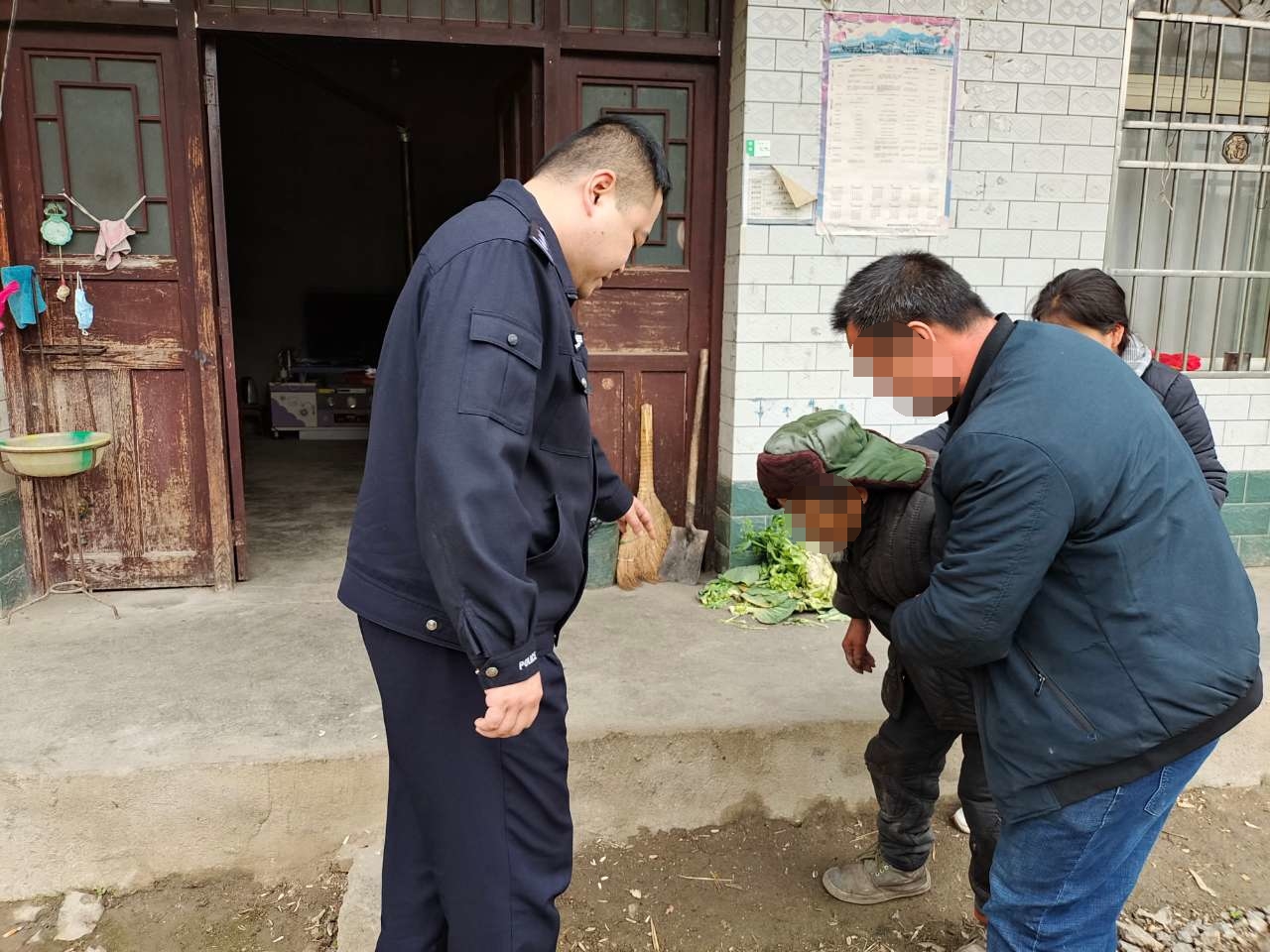 略阳公安：患病老人走失乡野，民警连夜救助寻亲