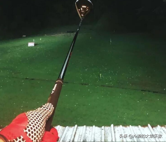 罗志祥风波后首现身，多人球馆聚会到凌晨，被