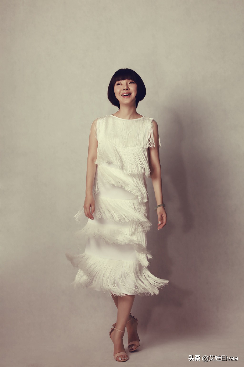 52岁陈红发福身材却丰满，穿紧身衣配包臀裙零赘