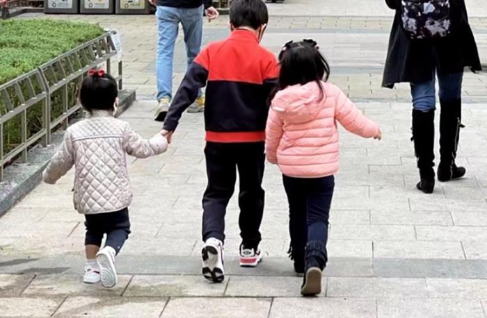 霍启刚带子女逛书店，霍中曦霍中妍手牵手画面有爱，兄妹感情超好