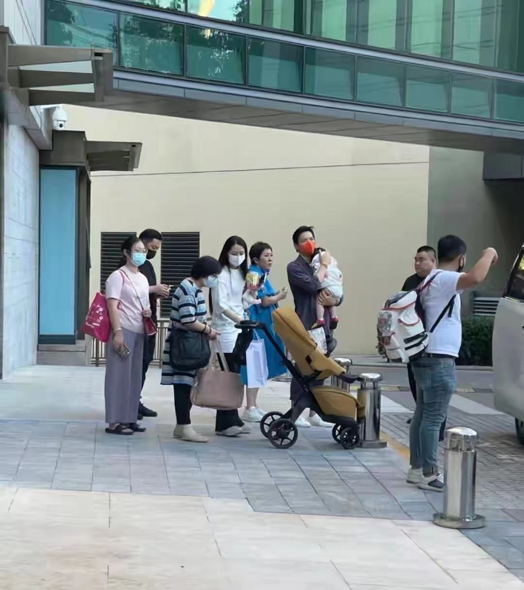 向太带郭碧婷逛街五个保姆跟随！暴瘦后老得厉害，向佐抱娃好无奈